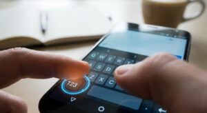 Manos escribiendo en teclado de smartphone